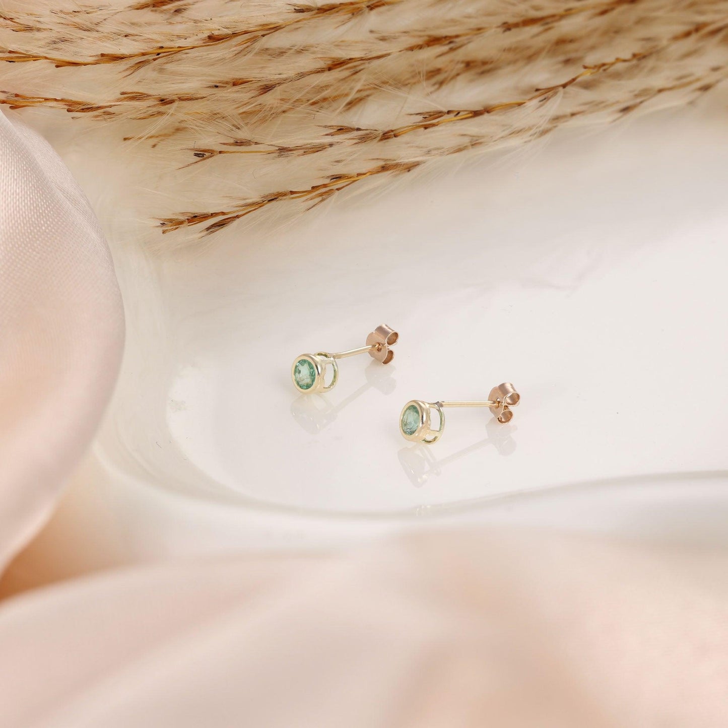 9ct Yellow Gold 3.8mm Emerald Rubover Studs